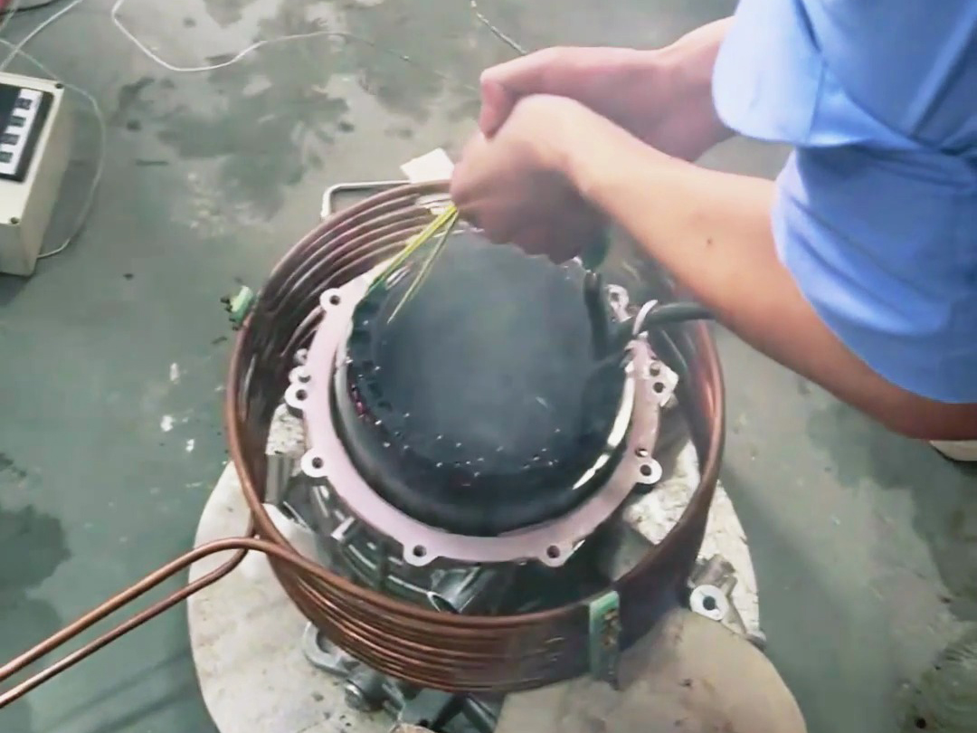 電機(jī)熱裝實(shí)驗(yàn)，采用中頻感應(yīng)加熱設(shè)備對(duì)電機(jī)殼進(jìn)行加熱