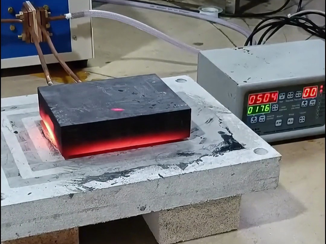 石墨模具加熱就使用高頻加熱機，導(dǎo)磁材料都可以高頻加熱